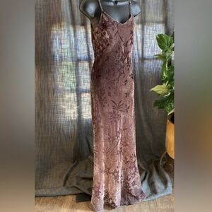 Viola sleeveless velvet dress